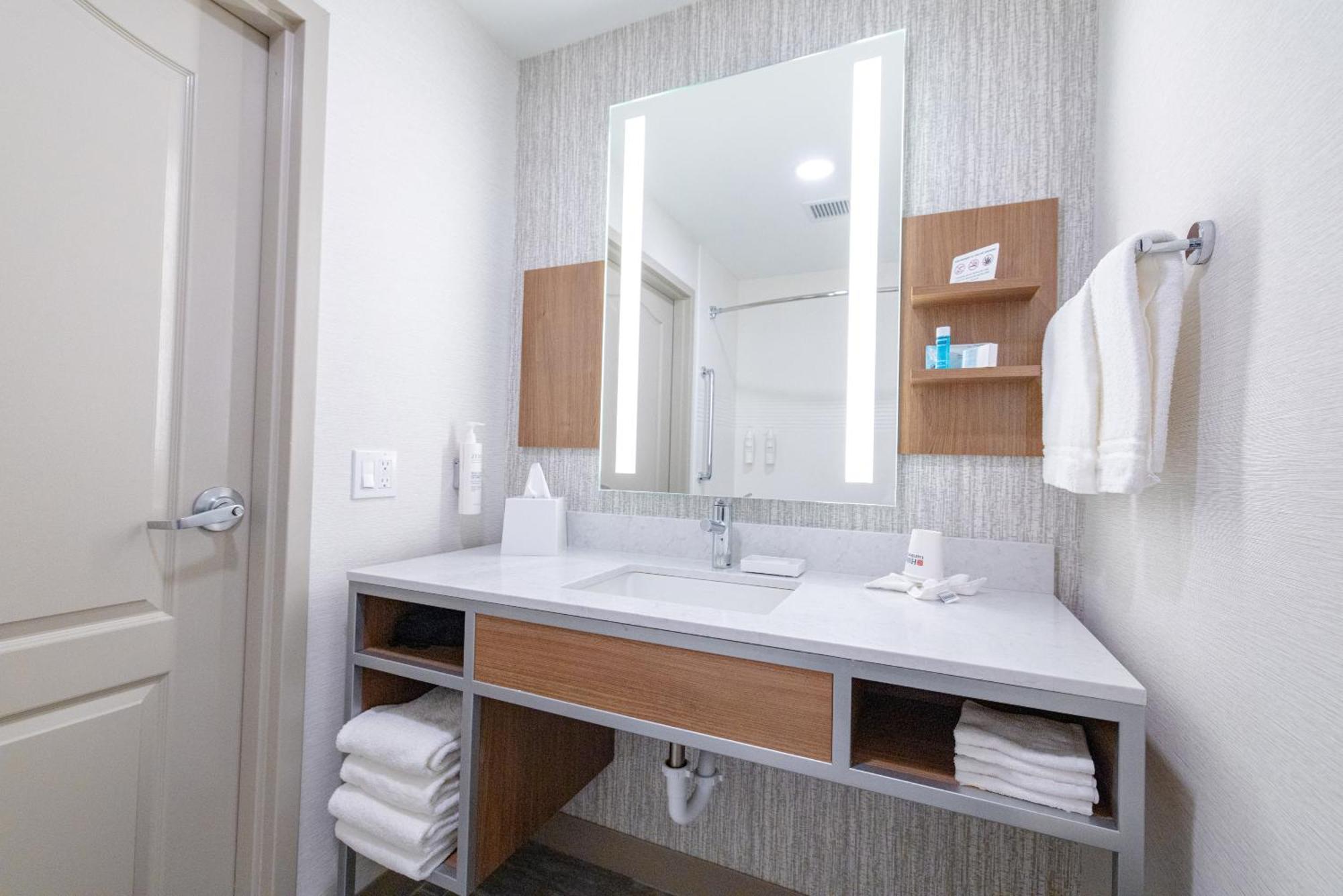 Hilton Garden Inn Lakewood Eksteriør billede